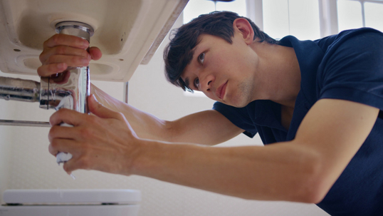 plumber fixes pipes