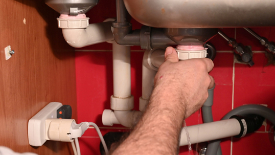 plumber fixes pipes